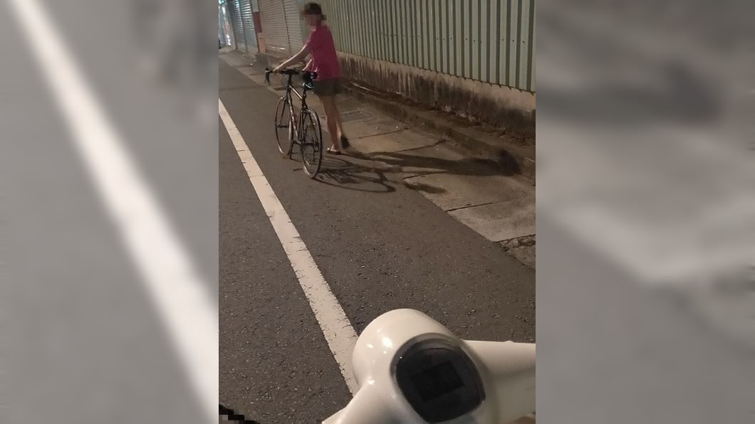 妻子騎到現場後電動車竟沒電了,讓原PO只好改牽30公斤的車回家。(圖/翻攝自臉書社團「爆怨公社」)