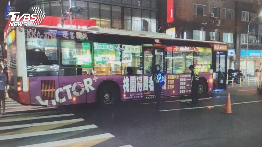 走斑馬線遭闖紅燈公車撞! 桃園1婦人命危