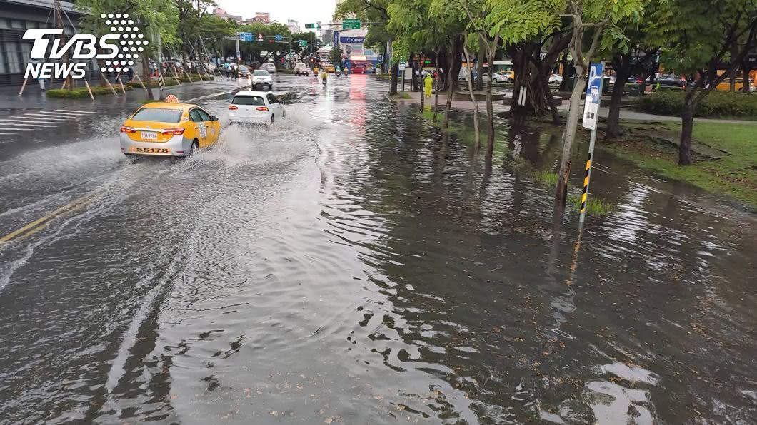 豪雨來襲 北市中山北路附近路段積水約30公分