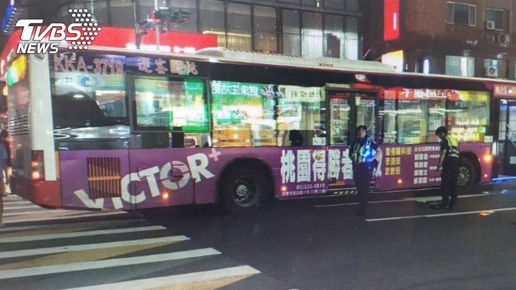桃園客運駕駛疑闖紅燈 過馬路女子遭撞傷命危