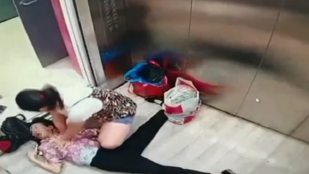 人命關天!6旬婦探親慘暈死電梯 陌生女急幫CPR救命