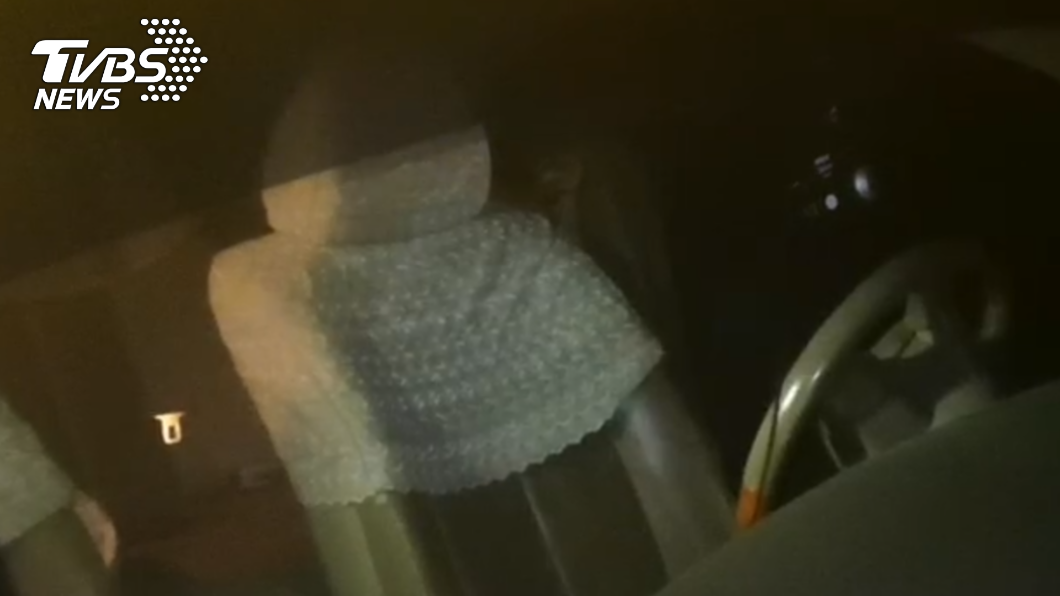 警方研判是車上寵物犬意外踢到排檔桿,造成車子突然後滑。(圖/TVBS)