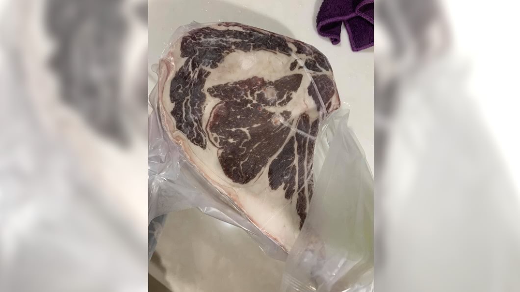 整片黑化!好市多牛排冰封1年 老饕神解:還能吃!