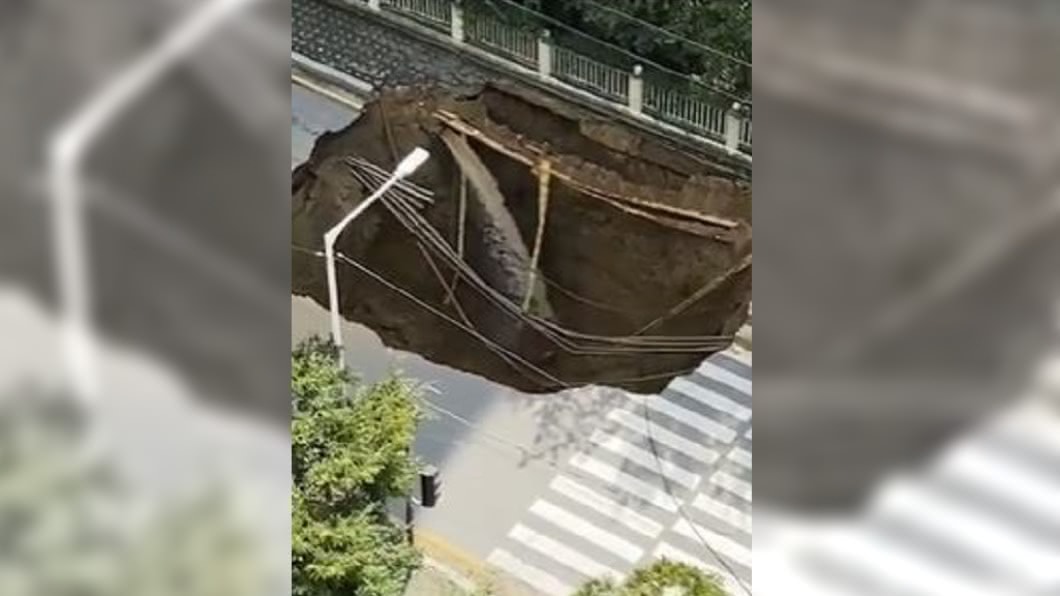 拔腿狂奔!韓馬路突坍塌 母女驚險逃死劫