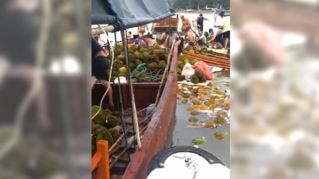 貨船翻覆後,現場出現榴槤海奇景,村民狂打撈。(圖/翻攝自微博)