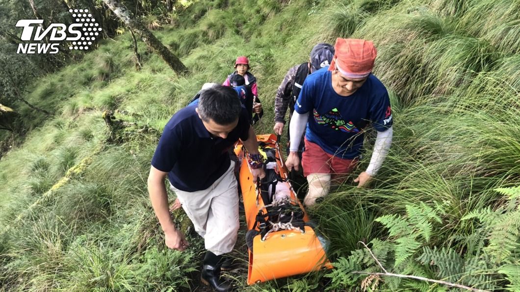 花蓮八通關古道再傳墜谷意外 登山客吊掛送醫