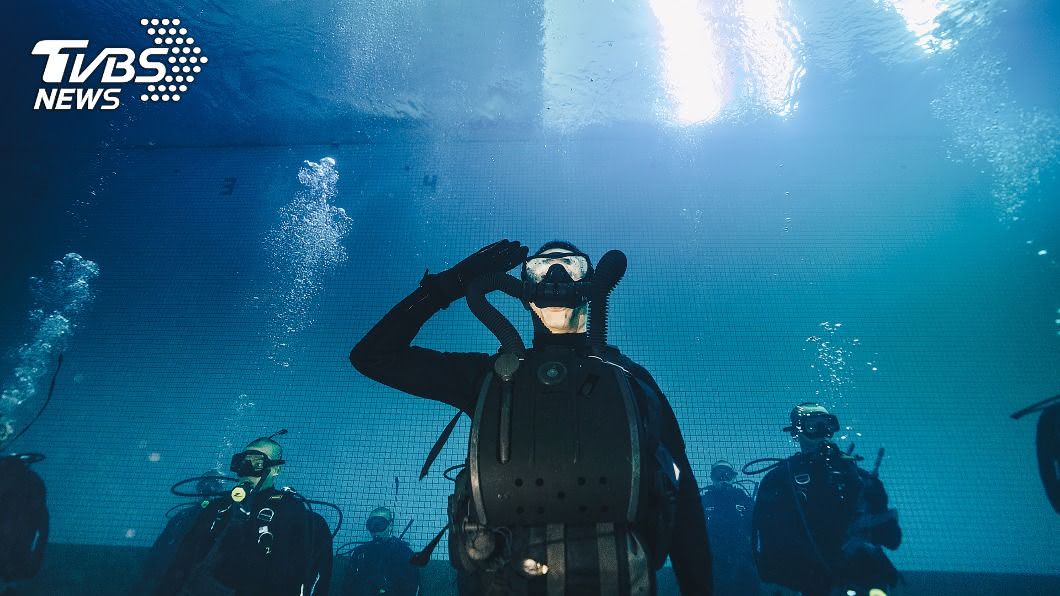 陸軍航特兩棲海龍蛙兵結訓　首度在水中舉辦典禮