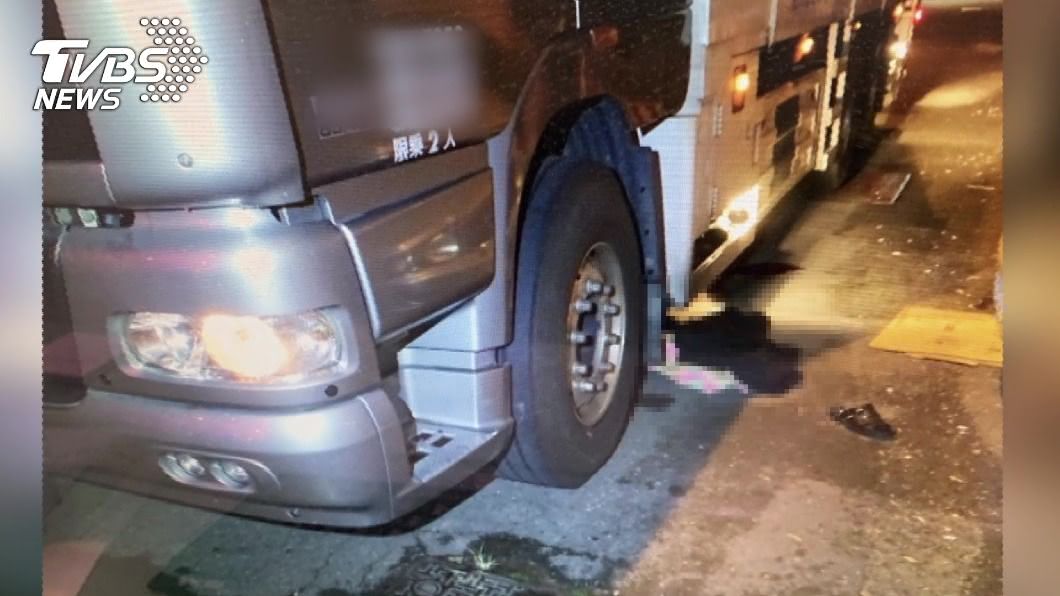 駕駛看成黑色塑膠袋　男醉倒路口慘遭貨車輾斃