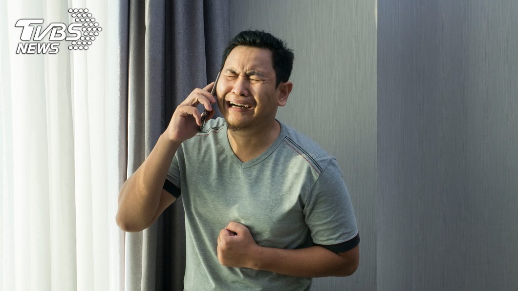 不顧女友上班中!奇葩男「狂叩100通」淚灑餐廳還跟蹤