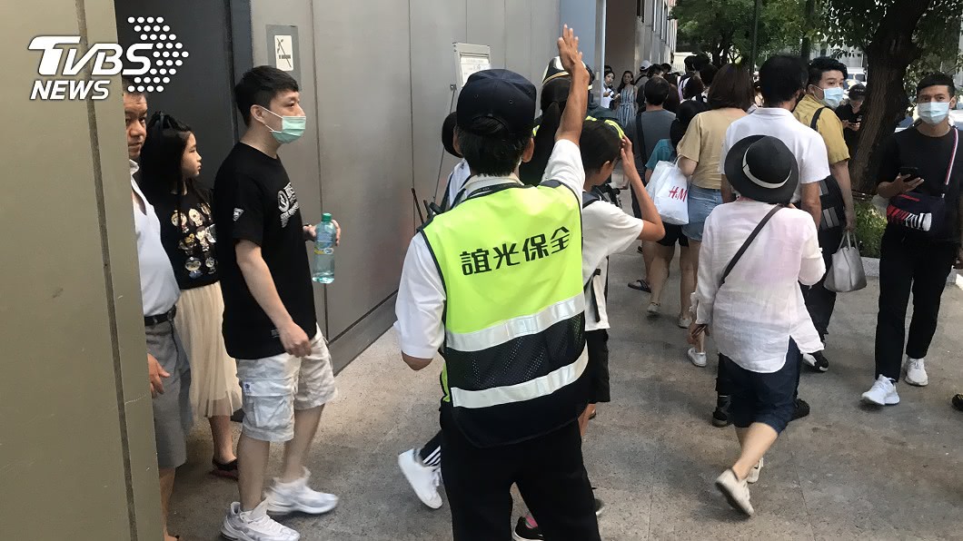信義新光三越A11火警 疏散近千人