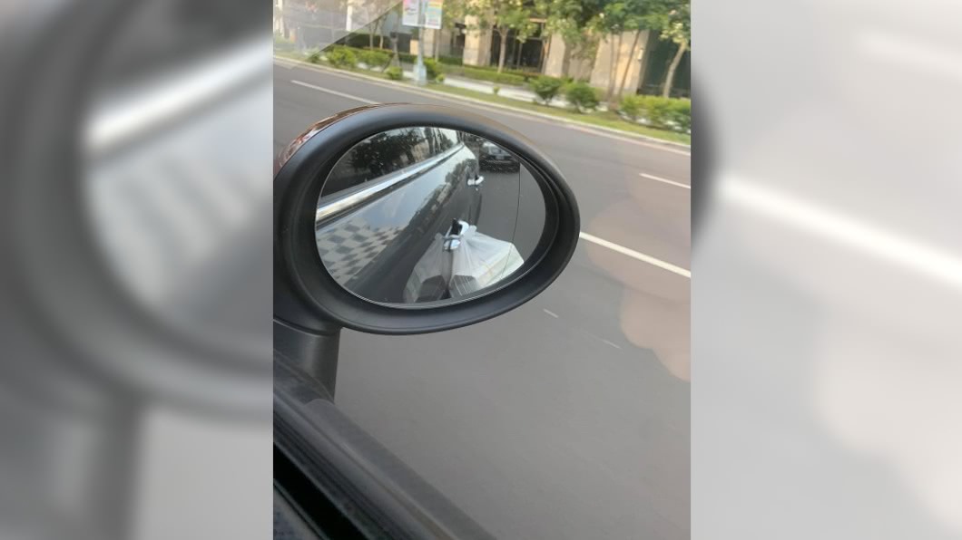 一名母親將臭豆腐綁在車門外,避免車內留下味道。(圖/翻攝自爆怨公社)