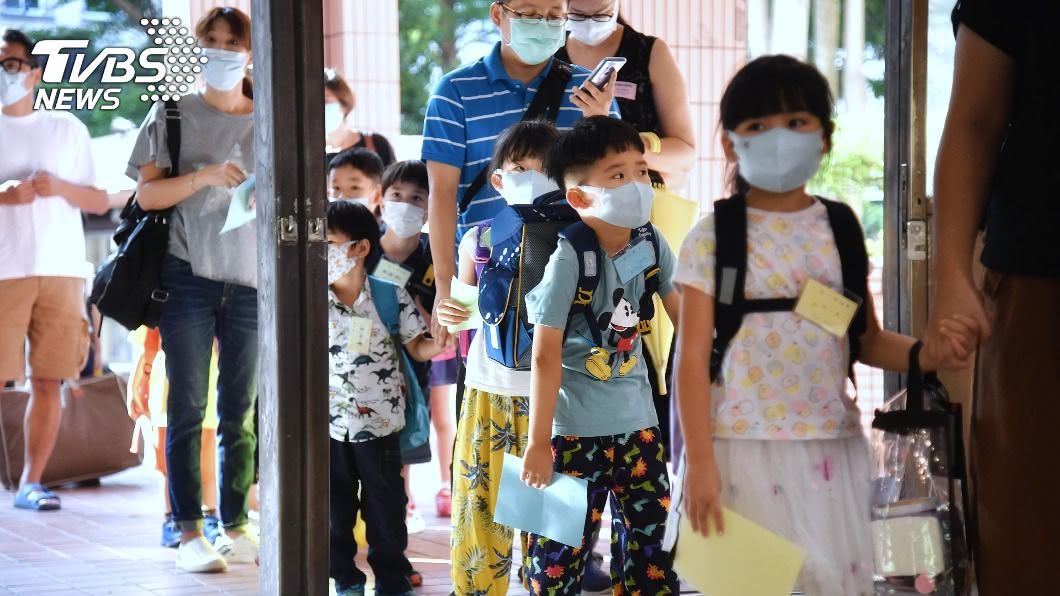 陳其邁關心校園防疫 勉勵學生「學習不忘玩樂」