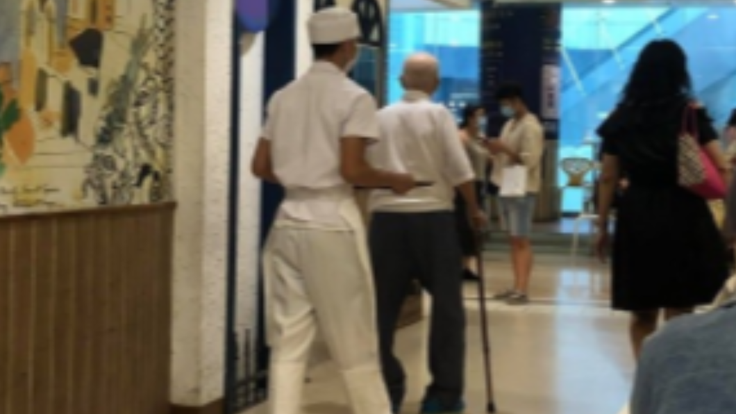服務生端著餐點緊跟老爺爺身後。（圖／翻攝自臉書爆廢公社）