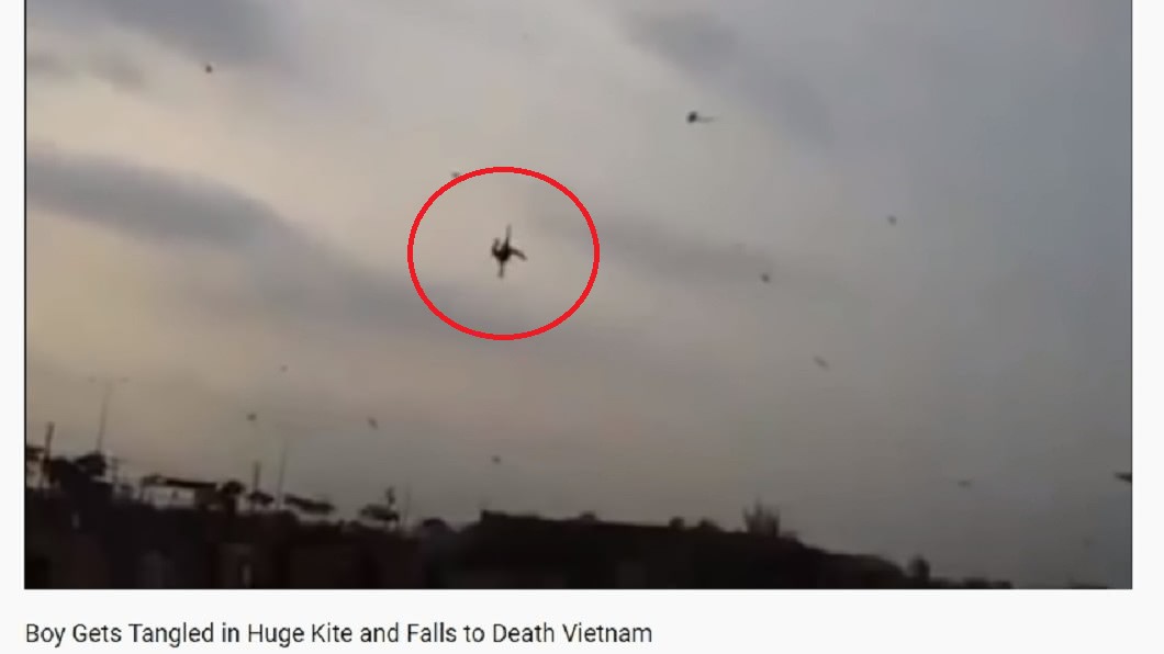 2015年越南一名男童遭風箏捲上半空後墜地身亡。(翻攝自Neverseen Before YouTube)