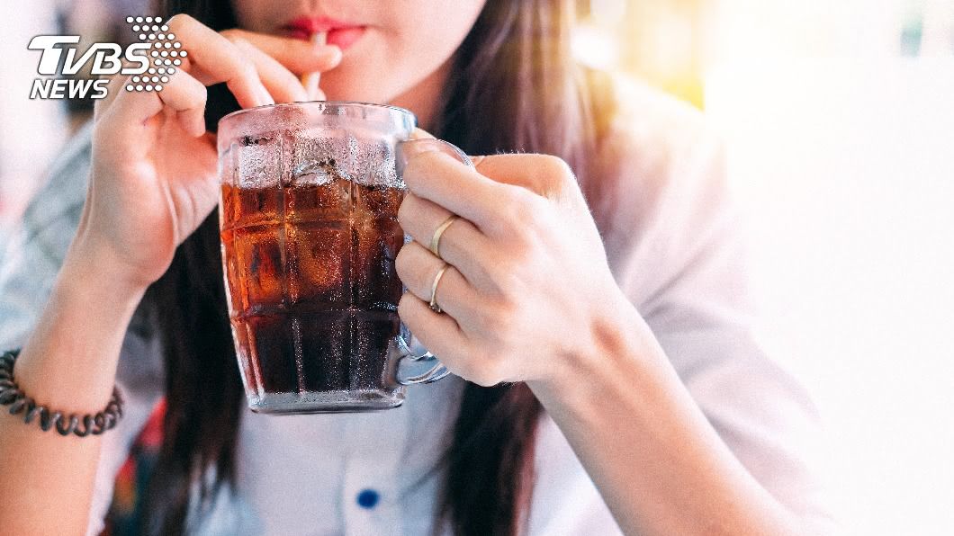 一天2杯飲料！20歲女胸部「暴升D罩杯」慘罹癌