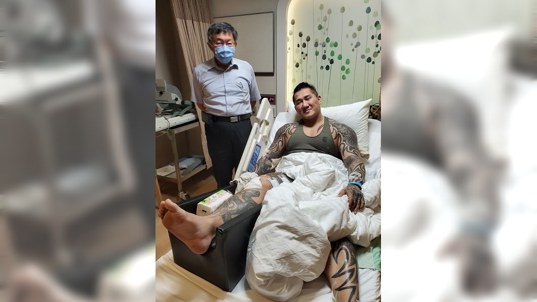 柯文哲深夜探望館長 醫師魂上身!與主治討論病情