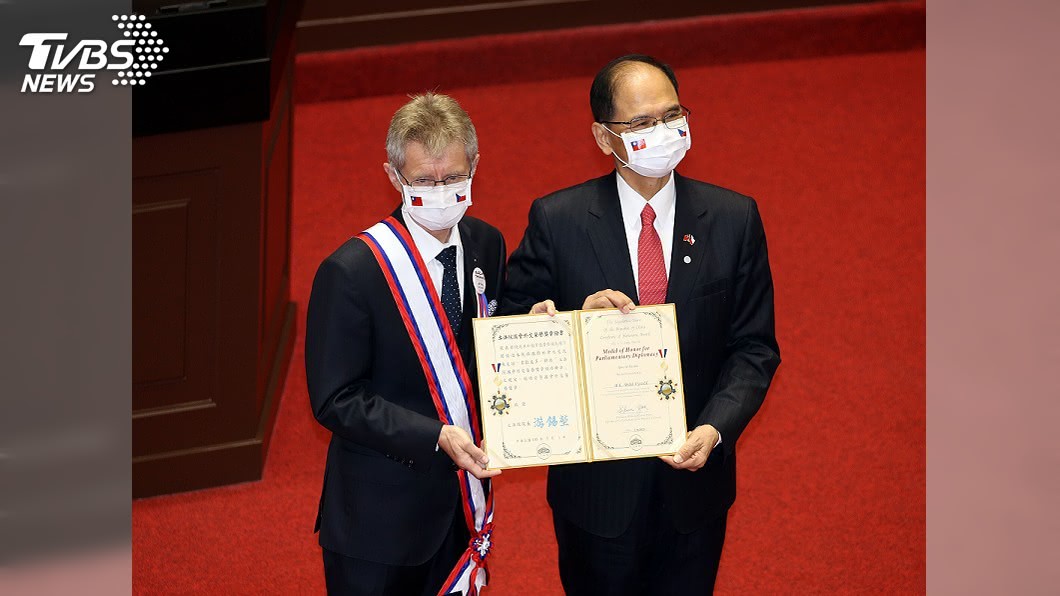 捷克參院議長維特齊訪立院　游錫堃致贈一等獎章