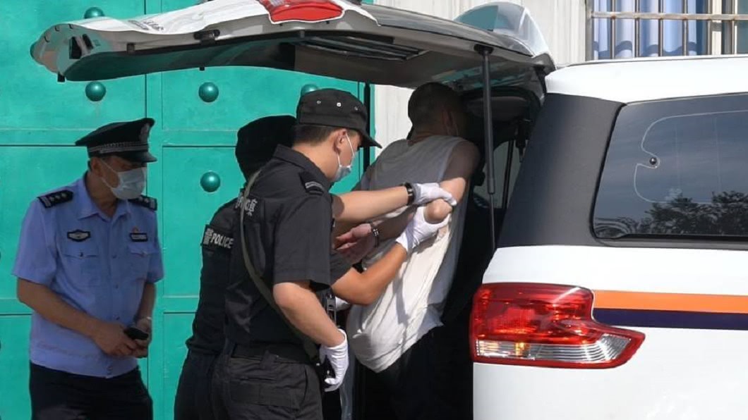 目睹父對爺奶不利！女淚求「爸爸不要」　3人慘死刀下