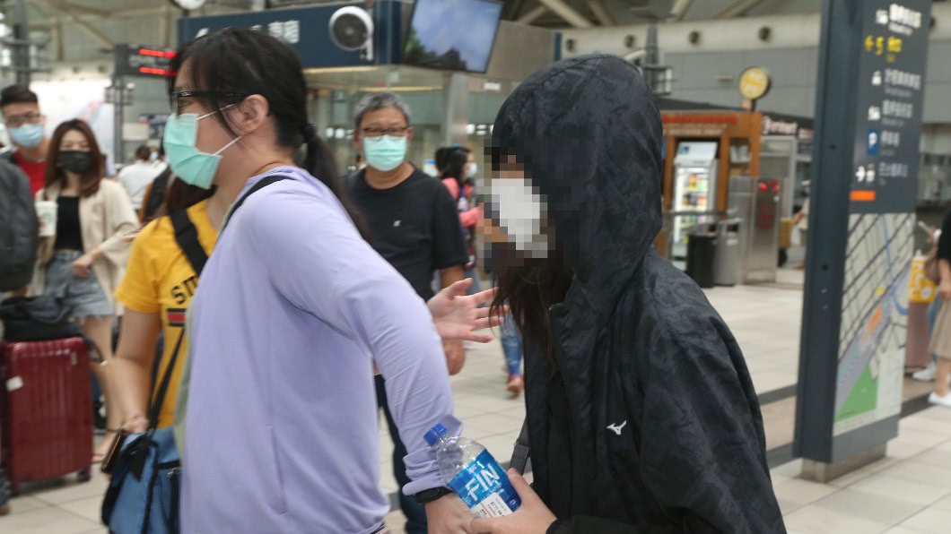 高雄少女受電項圈、美工刀威脅 上警車才放聲痛哭