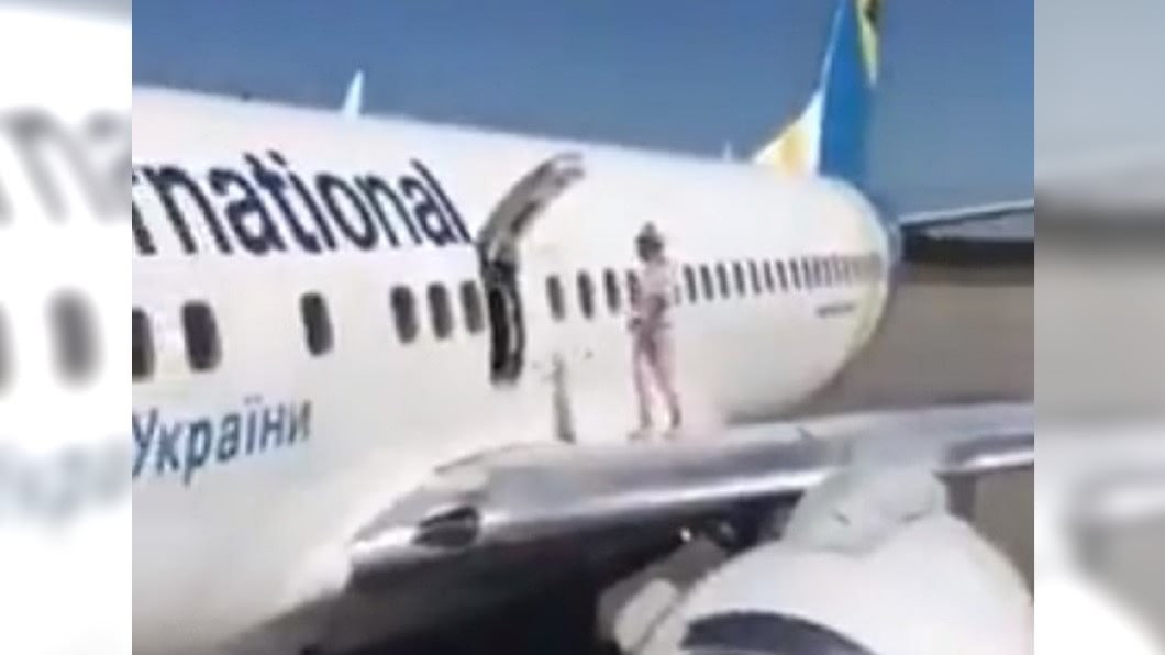 危險!飛機剛降落 婦自開艙門登機翼「透氣」乘客看傻眼