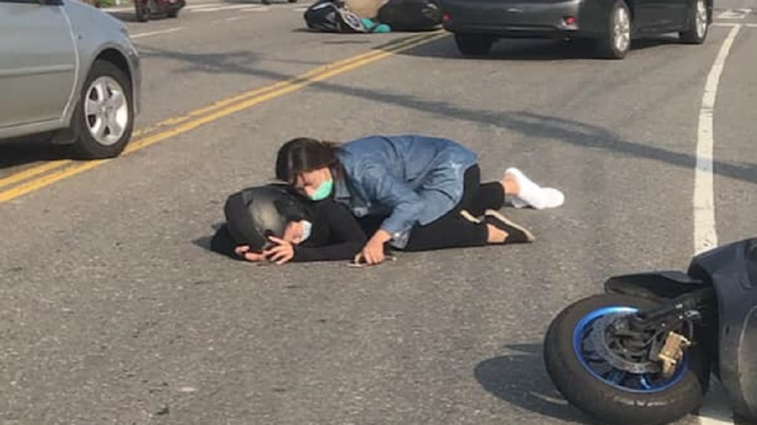目睹車禍...竟是女兒痛苦趴地 母奔上前安撫:千萬別睡著!