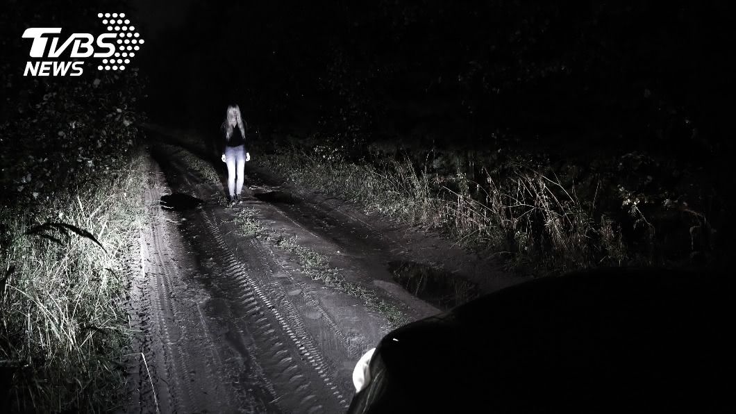 路邊古董車浮現「阿伯詭笑」!她下秒雙腿被定住險喪命