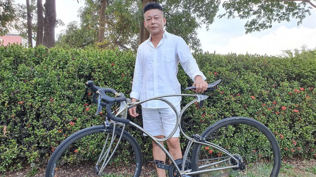 李康生透露曾罹怪病「斜頸症」，飽受病痛折磨。（圖／翻攝自李康生臉書）