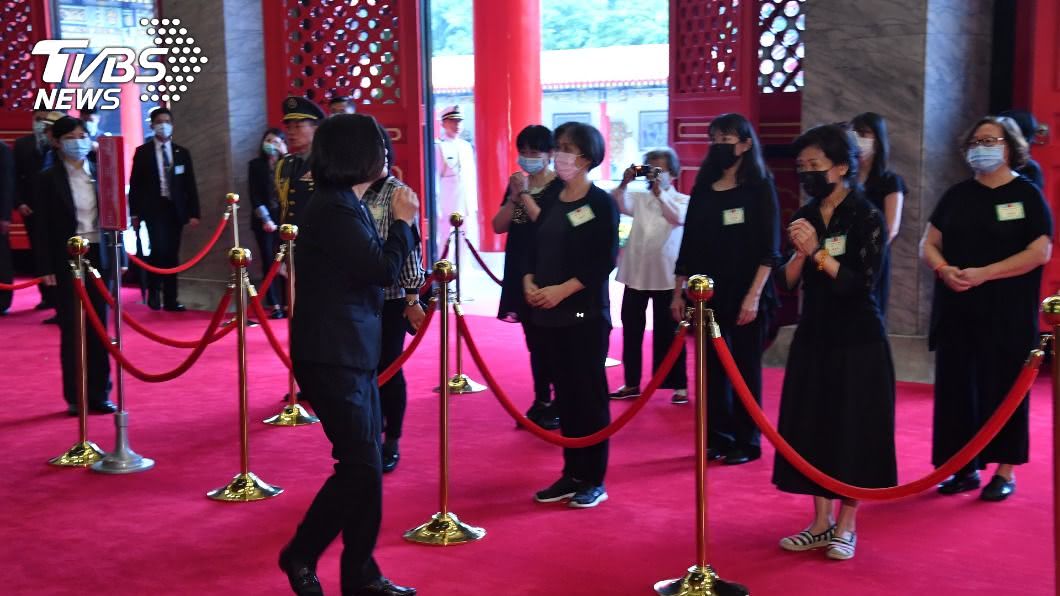 蔡英文赴忠烈祠主持秋祭 慰問遺族代表