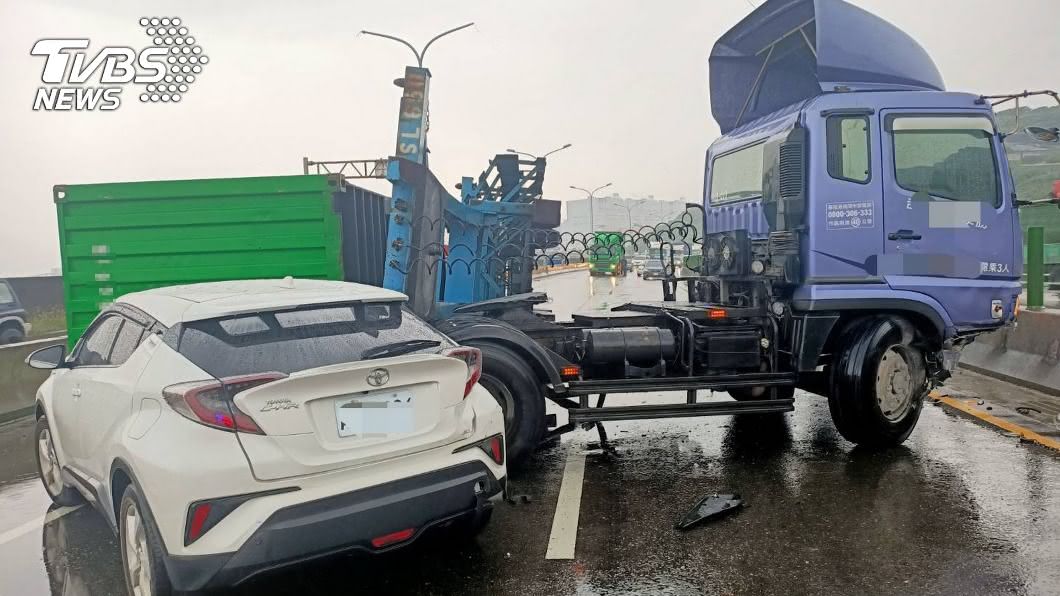 疑天雨路滑煞車不及　林口貨櫃車追撞前方轎車