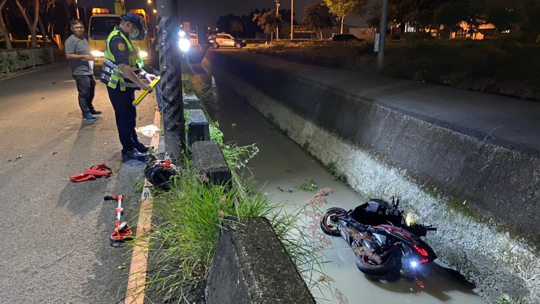 重機騎士連人帶車摔圳溝　路人發現安全帽救命