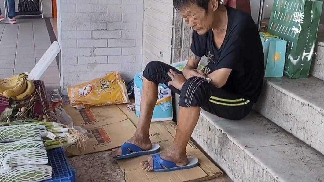 街友自稱被趕出家門剩90天可活 睡騎樓虛弱賣菜求溫飽