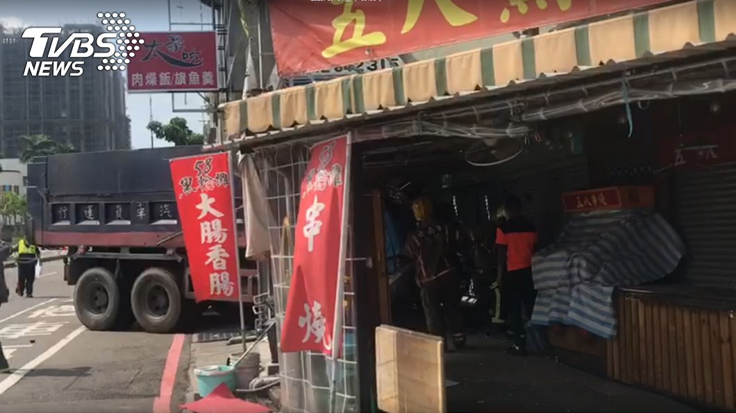駕駛受困車內,警消出動破壞機搶救。(圖/TVBS)