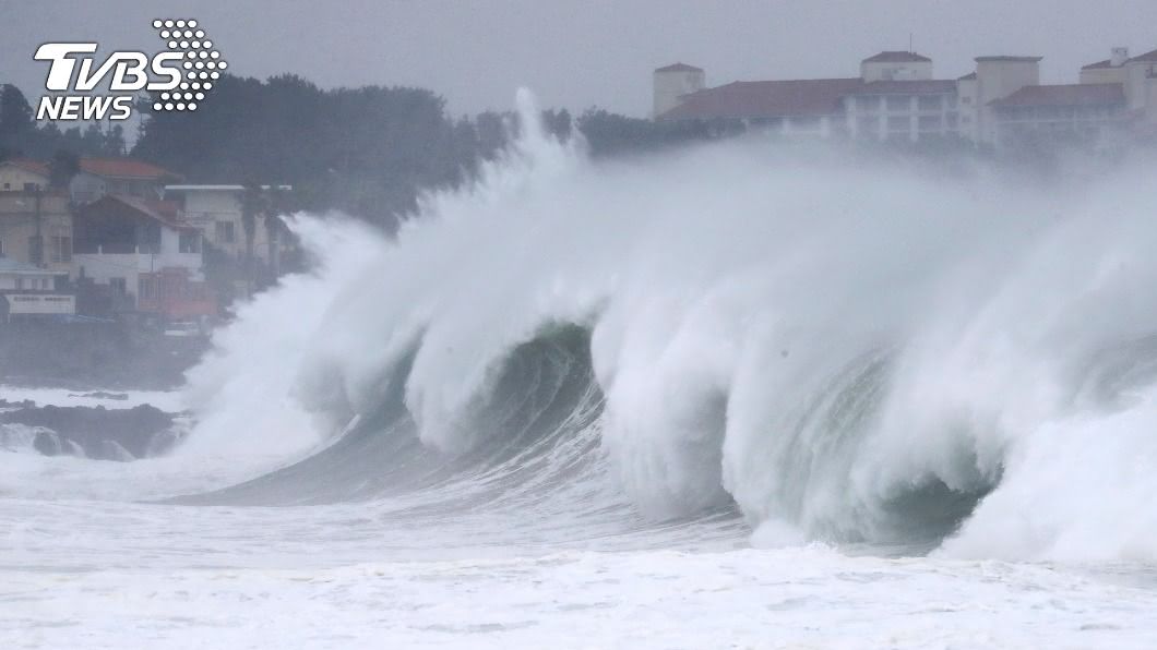 梅莎狂風暴雨掀巨浪 釜山摩天樓玻璃被吹破