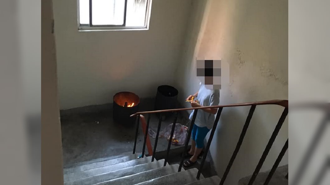 鄰居公寓「樓梯間燒金紙」 女提醒反遭嗆:每年都如此