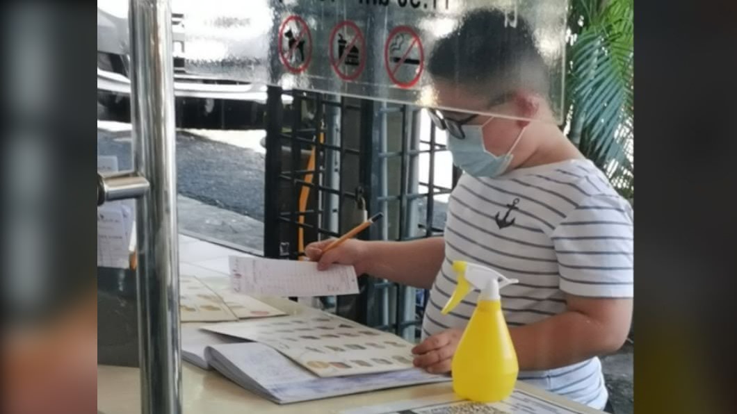 想請媽吃飯…10歲童掏光零錢仍不夠　老闆1句話暖回