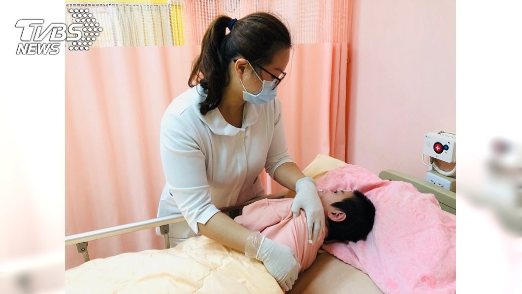 姊妹之間用「心電感應」對話。(圖/頂新和德文教基金會提供)