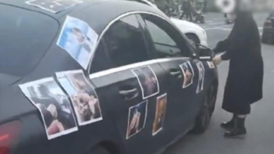 這名女子在車身貼滿與男友的親密照。(圖/翻攝自西安情報局微博)
