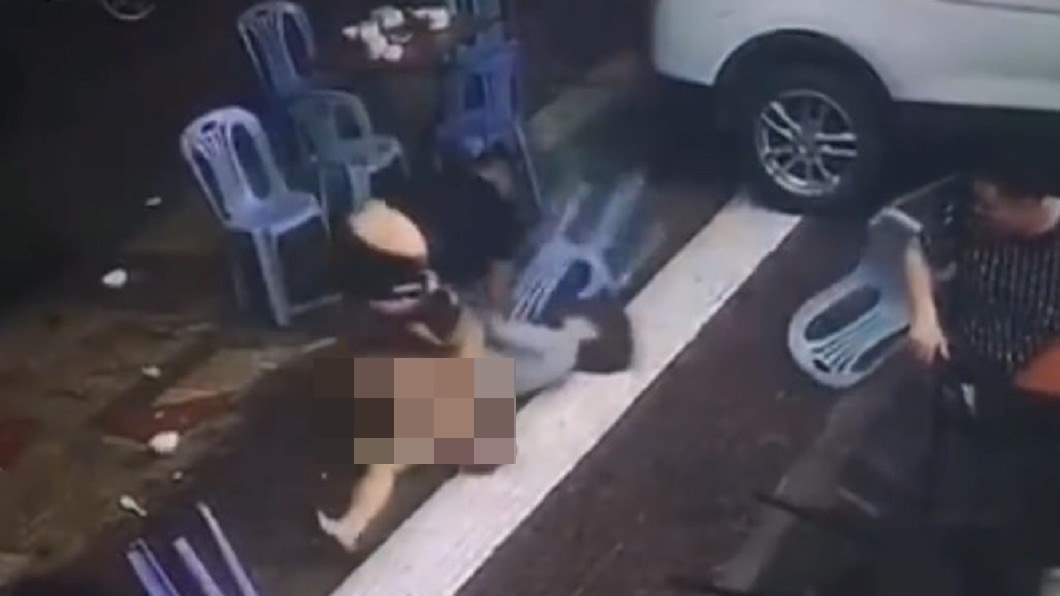女子一度被打趴在地,但隨後戰起繼續對抗。(圖/翻攝自微博)