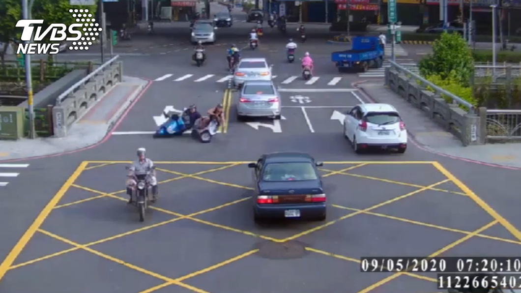 2機車疑因超車發生碰撞。(圖/TVBS)