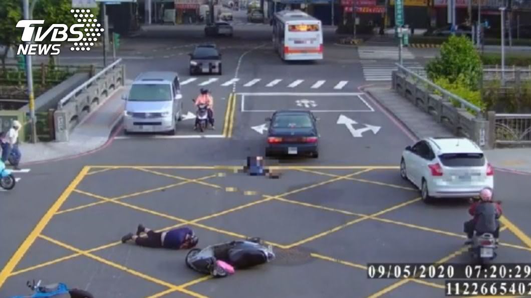 對向車閃避不及當場輾過騎士。(圖/TVBS)