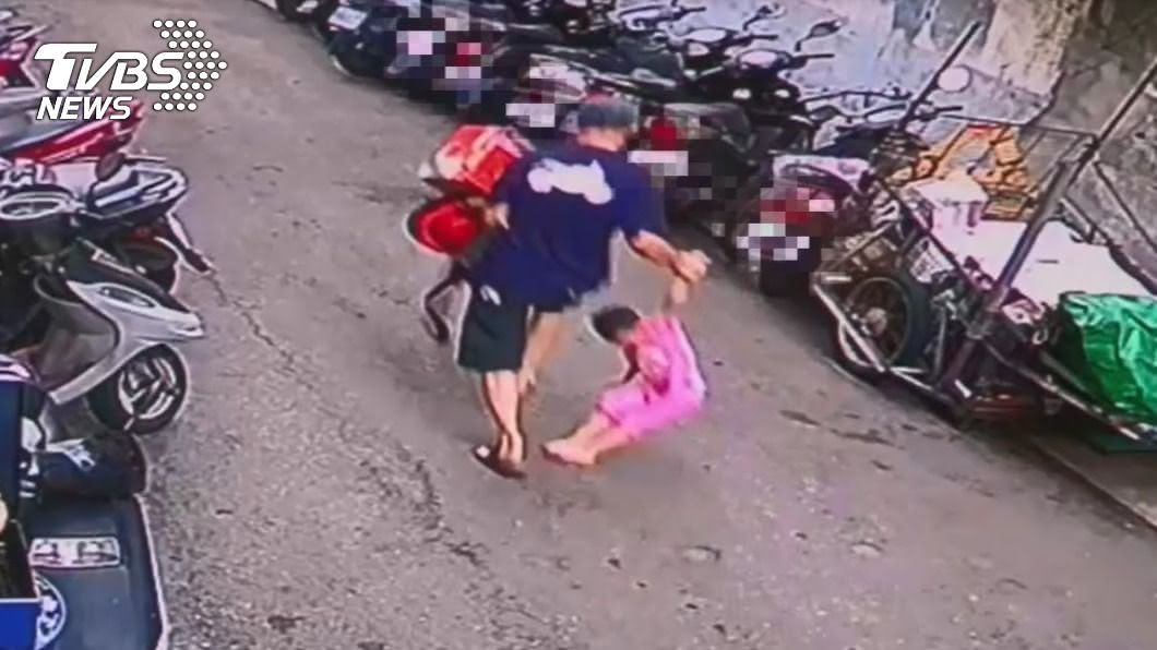 4歲女童最後身影！嫌「騰空拎起」進巷…出來只剩提袋