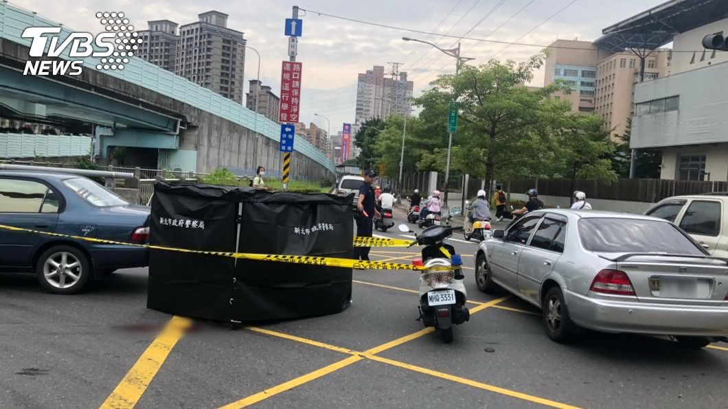 新北中和死亡車禍 對向轎車閃避不及輾過騎士