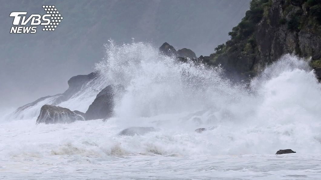「海神」暴風圈觸及沖繩大東島 掀狂風巨浪