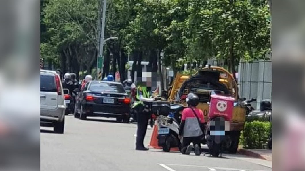 外送員被開單下跪求警 好心男霸氣掏1千:先送餐別遲到