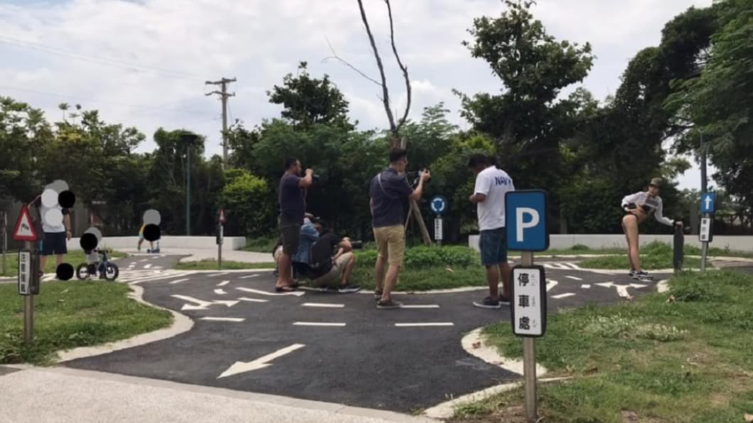 家長看傻!比基尼妹「親子公園外拍」2孩在旁玩耍