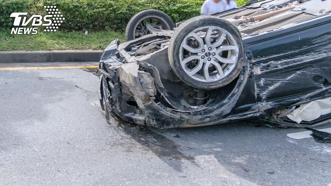 國道旗山路段轎車疑撞砂石車全毀 妻死夫無礙