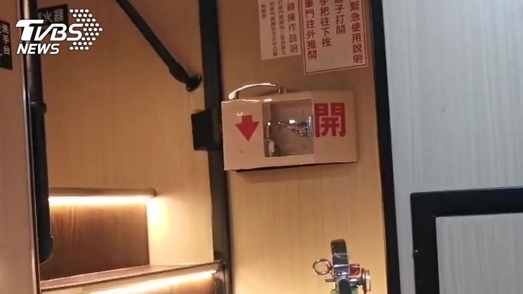 女子疑似誤把安全門當廁所門。(圖/TVBS)