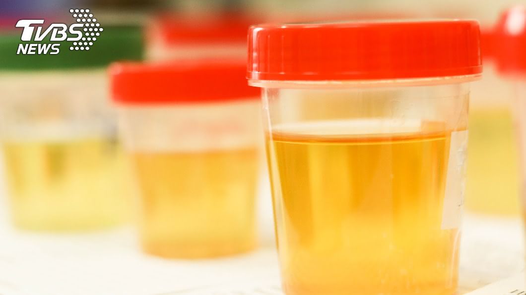 靠「小便」養出6塊肌?男子每天喝大讚:能量飲料