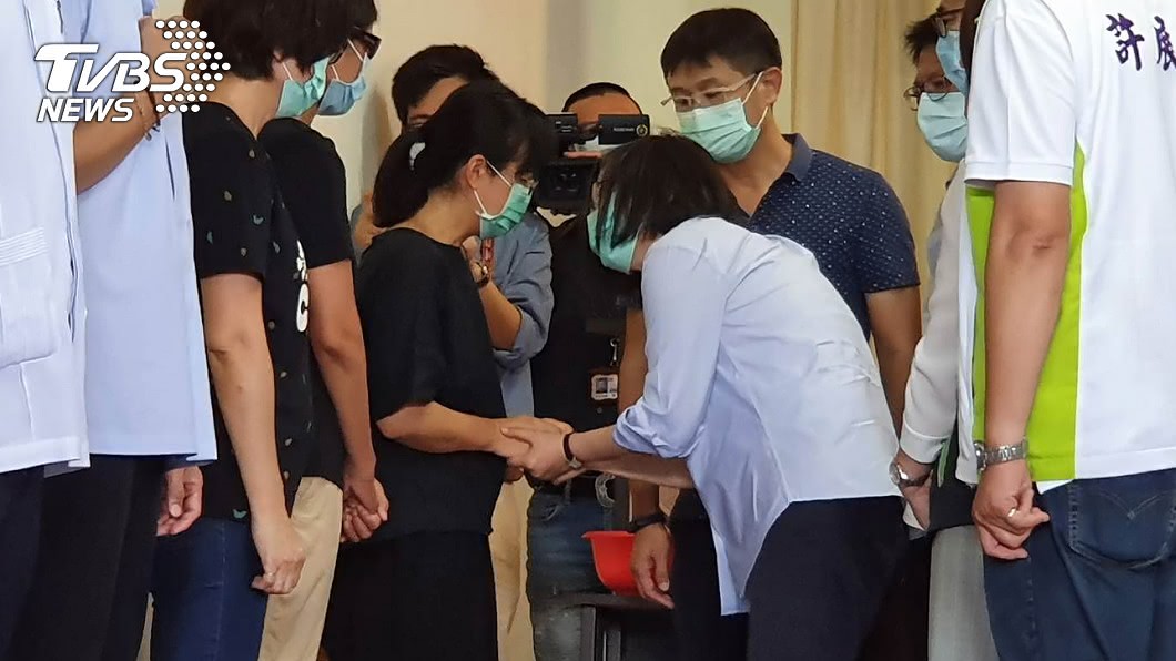 靈堂悼嚴詠能 蔡英文:感謝對台灣本土文化貢獻