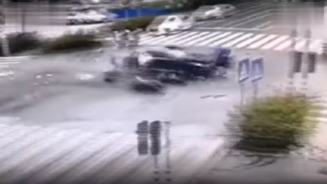 男子還接連開車衝撞其他用路人,一共造成2死4傷的悲劇。(圖/翻攝自YouTube)